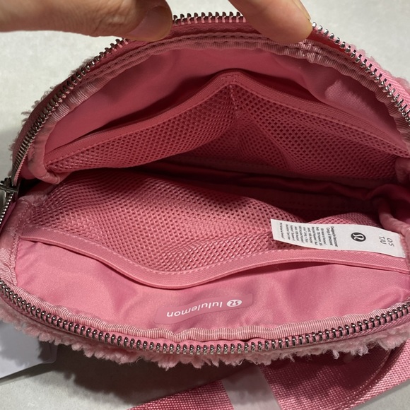 New lululemon Everywhere Belt Bag 1L Fleece with tags pink & shopping bag⭐️⭐️⭐️ - Picture 16 of 17